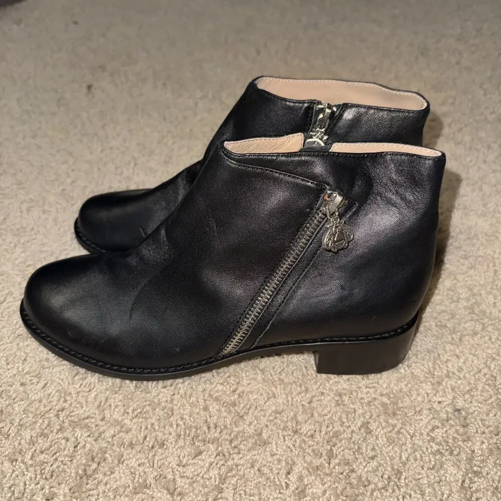 Bettye Muller Concepts Trinity Black Leather Zip Up Ankle Boots Sz 8